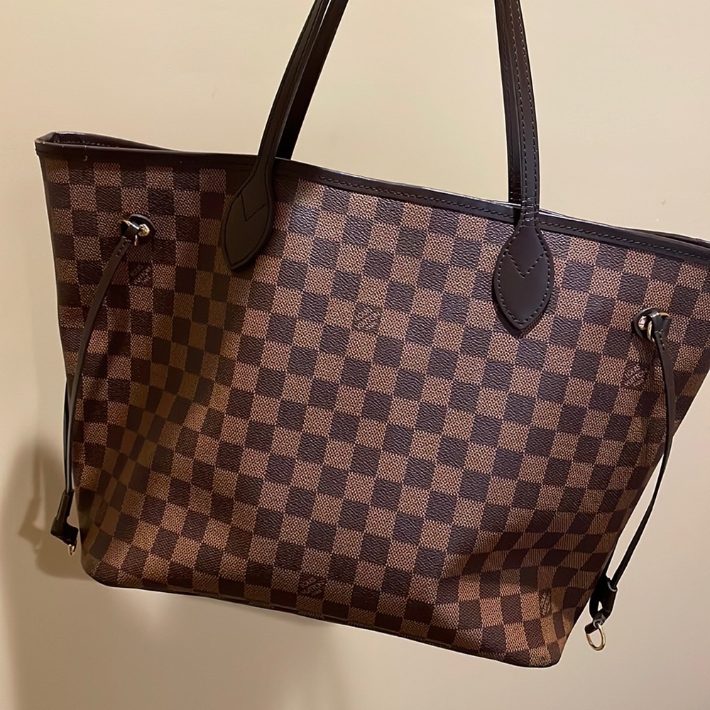 Beautiful Louis Vuitton Neverfull MM Damier! Comes with original box + papers!